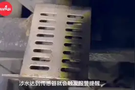 积水一旦超过车身警戒线，就会立刻报警！沪641辆公交车已装涉水深度报警装置图片