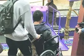 手脚正常的年轻人，坐轮椅玩上海迪士尼，只因懒得走路？网友吵翻了图片