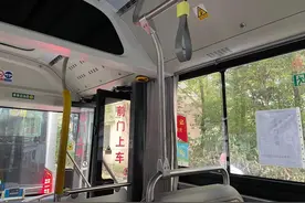 上海733辆“黑金刚”公交加装安全扶手，预计十月底前完成图片