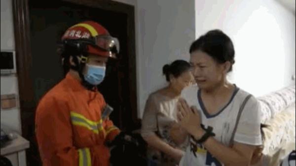 4岁女孩从20楼窗外爬到18楼，命悬一线