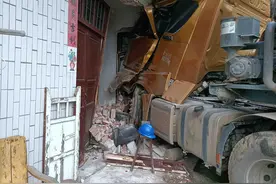 抚州南城一货车侧翻撞进居民房图片