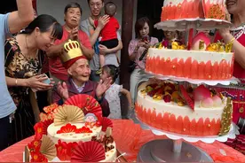 来沾福气！成都“最牛00后”迎来121岁生日 已是六世同堂图片