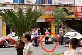 男子拖着装女尸的箱子打车被识破，目击者：司机看到箱子上有血迹图片