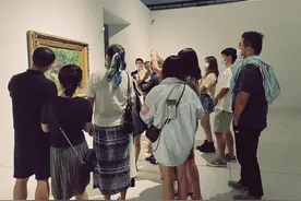 在美术馆，看展的人尽量别影响拍照打卡的人？图片