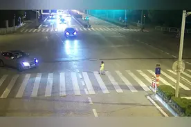 5岁女童街头迷路，宝山特警化身临时“奶爸”图片