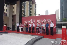 麻城一天30多位业主实现“交房即交证”图片