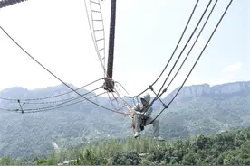 超高压电塔上的半空舞者，带电作业消除线路缺陷护送清洁能源图片