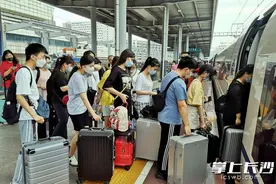 开学季：大学新生报到忙图片