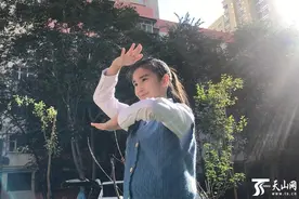 民族团结一家亲丨与航天员连线的新疆小姑娘有位“忘年交”张奶奶图片