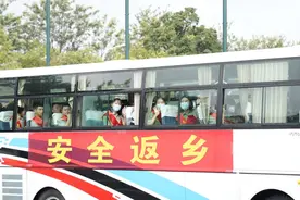 又到一年退伍季，驼铃声声送老兵图片