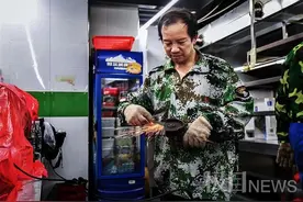 滑溜黑油泥，烟熏呛眼鼻！清道夫缩身钻道，汗与泪化浊为清图片