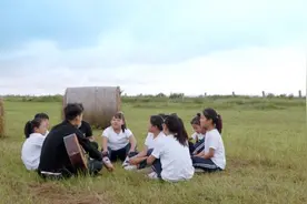 乡村教师改编流行歌曲，用歌声让留守儿童开朗自信视频封面