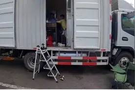 长沙一车主将大货车改房车旅游，洗衣机电冰箱都有！交警：回来吃罚单图片