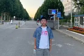 北航14岁最小新生入校即当志愿者，心情不好时做数学题解压图片