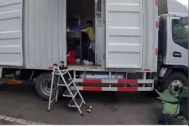 长沙一车主将大货车改房车旅游，洗衣机电冰箱都有！交警：回来吃罚单图片