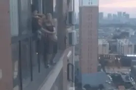 4岁女孩从20楼窗外爬到18楼，命悬一线……图片