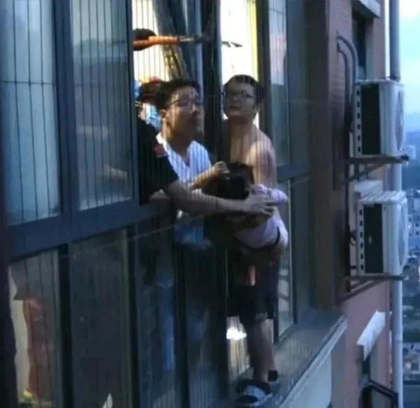 4岁女孩从20楼窗外爬到18楼，命悬一线