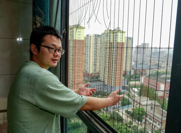 4岁女孩从20楼窗外爬到18楼，命悬一线