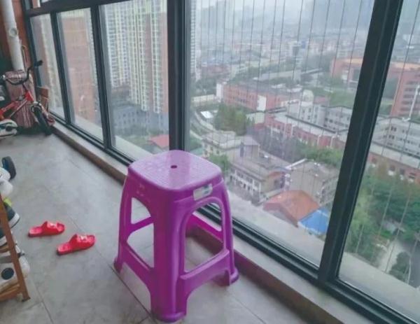 4岁女孩从20楼窗外爬到18楼，命悬一线
