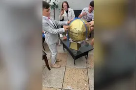 礼物没了！国外男孩解开气球 眼睁睁看着下面绑着的100欧元飞走图片