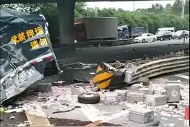 运钞车与货车相撞致2死4伤！百元钞票散落一地图片