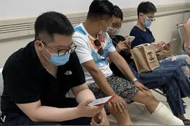 30岁的人，50岁的膝盖 被运动伤到的青壮年图片