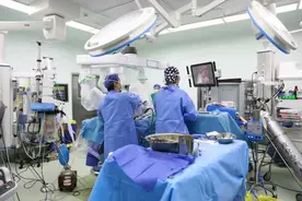 从单孔胸腔镜转战多孔“达芬奇”，胸外科医生选择背后：多技傍身，患者才能获益更多图片