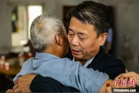 奔袭千里的回家之路：父子失散63年终获团圆图片