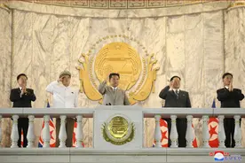 朝鲜举行国庆73周年民间及安全武力阅兵式图片