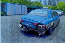 真是醉了！杭州花臂小伙酒后无证偷开朋友保时捷911，还在交警眼皮下逃跑……图片