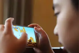 常给孩子看手机？你正在毁了他的眼睛图片