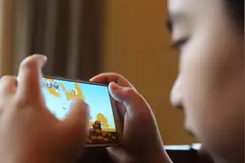 常给孩子看手机？你正在毁了他的眼睛图片