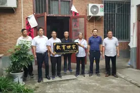 镇平县：一家三代七人 扎根山乡育桃李图片