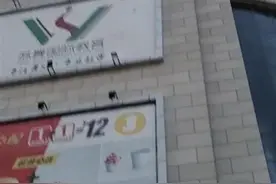 黑龙江大庆一购物广场外墙脱落，祖孙三代被砸伤图片