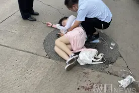 女生骑车受伤倒地，护士暖心全程守护图片