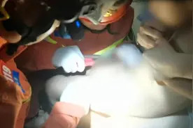 男孩试新衣时不慎被拉链勾住下体，消防及时解救视频封面