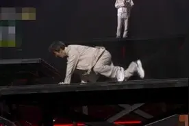 55岁林志炫演出中踩空跌落，发长文致歉观众图片