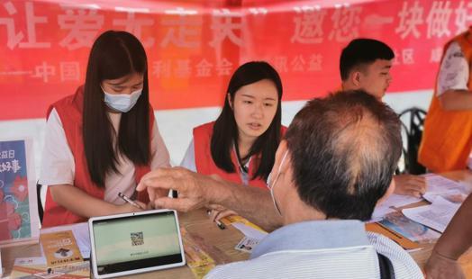 免费戴上一枚能定位的黄手环 助老人安全回家