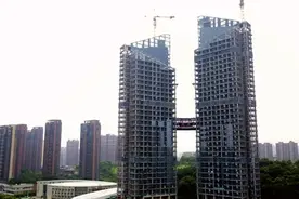 超炫酷！看440吨超重扇形“钢结构连廊”如何爬上百米高空图片