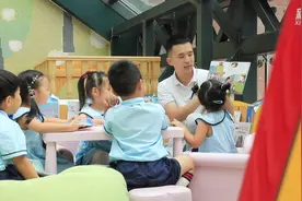 新华全媒+｜能弹琴、擅唱歌、会编辫……看“95后”宝藏男幼师带娃图片