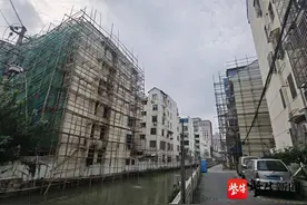 老小区改造怎么用上了禁用的毛竹脚手架？常州天宁街道：欢迎监督，但必须用毛竹图片