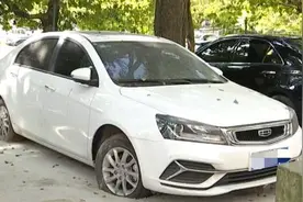 四个车轮都被水泥“焊”死了，贵阳这辆僵尸车“深陷其中，无法自拔”图片