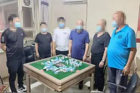 新疆捣毁一处赌博窝点！收缴赌资65万，抓获涉赌人员32人图片