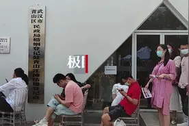 “爱要长长久久”！武汉年轻人赶着9月9日领证结婚，江边结婚登记点全天为174对新人办证图片