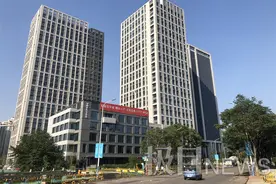 夜探老板被拘后的“济南喜悦整形”：市民网红齐围观，疑似分店正装修图片