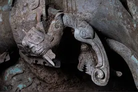 三星堆又上新！铜顶尊跪坐人像、完整金面具还有丝绸残余物图片