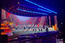 看“张桂梅思政大讲堂”，听她讲授“开学第一课”图片