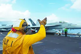 美航母“卡尔·文森”首次搭载F-35C进入南海，专家：在南海掀不起大风浪图片