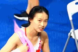 可爱爆表！张家齐/陈芋汐夺冠后比心飞吻停不下来图片