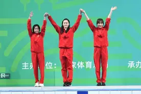 奥运冠军陈芋汐/张家齐赢得全运会女子双人10米台冠军图片